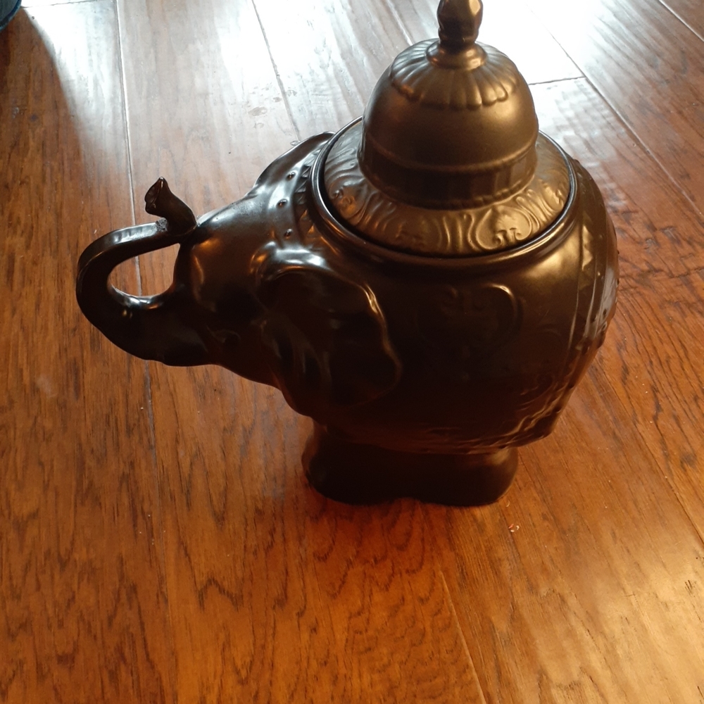 GORGEOUS NWT Z-Gallerie 13" Trunk-Up Lucky Elephant Black Ceramic Urn Vase.